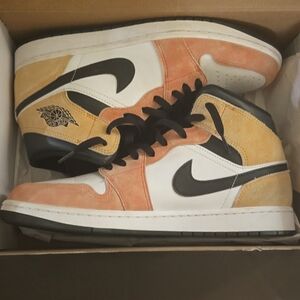 Selling because they don't fit me anymore and I have no use for them.